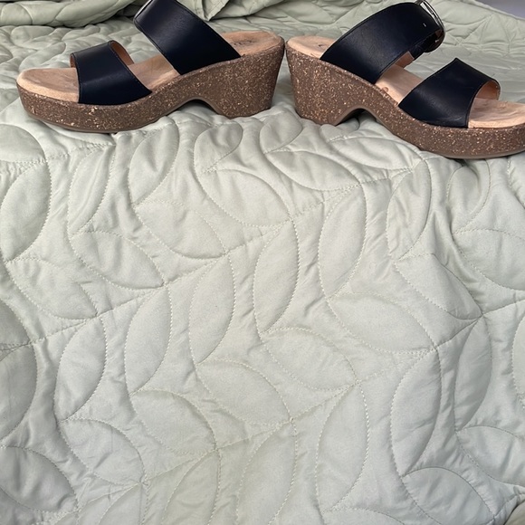 Women’s Size 9 1/2M Black Two-Strap Sandals with cork wedge bottoms - Picture 3 of 11